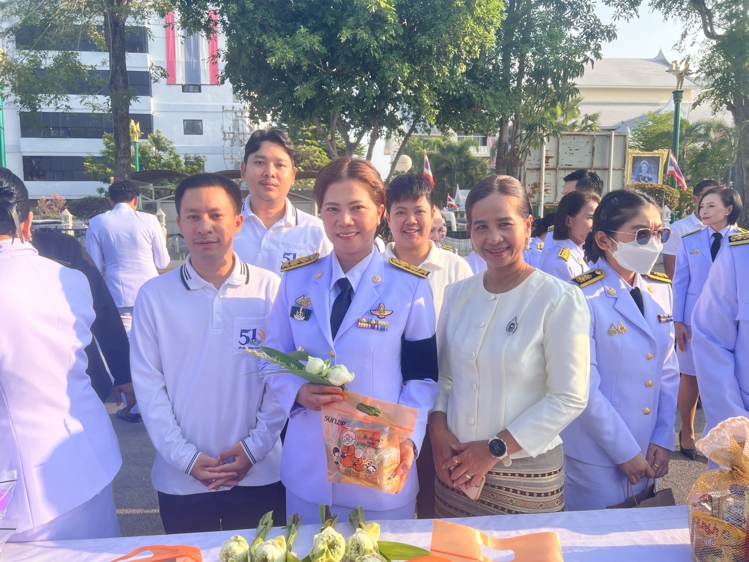 title - ปฏิรูปที่ดินจังหวัดเพชรบุรี พร้อมด้วย เจ้าหน้าที่ ส.ป.ก.เพชรบุรี ร่วมพิธีทำบุญตักบาตร และถวายพระพรชัยมงคล แด่สมเด็จพระกนิษฐาธิราชเจ้ากรมสมเด็จพระเทพรัตนราชสุดาฯ สยามบรมราชกุมารี เนื่องในโอกาสวันคล้ายวันพระราชสมภพฯ